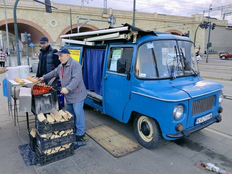 Legendarne krakowskie kiełbaski z niebieskiej nyski spod Hali Targowej
